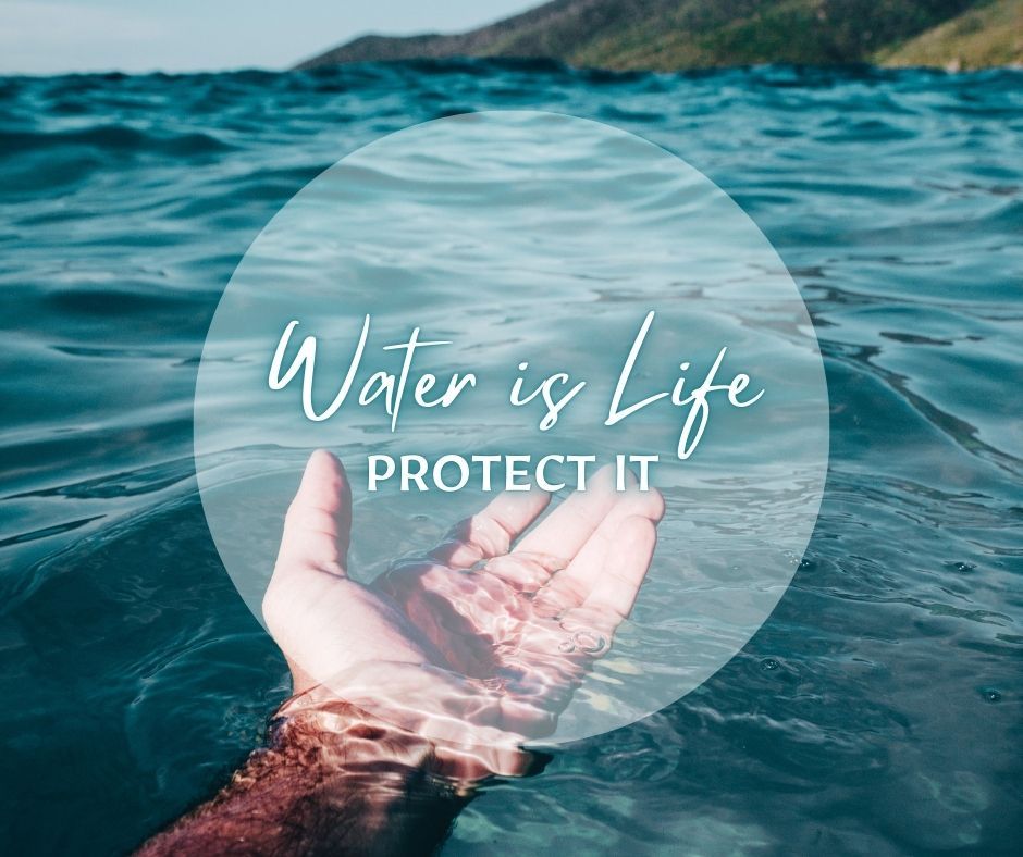 Графика с надпис „Water is life — protect it“ върху снимка на ръка с вода