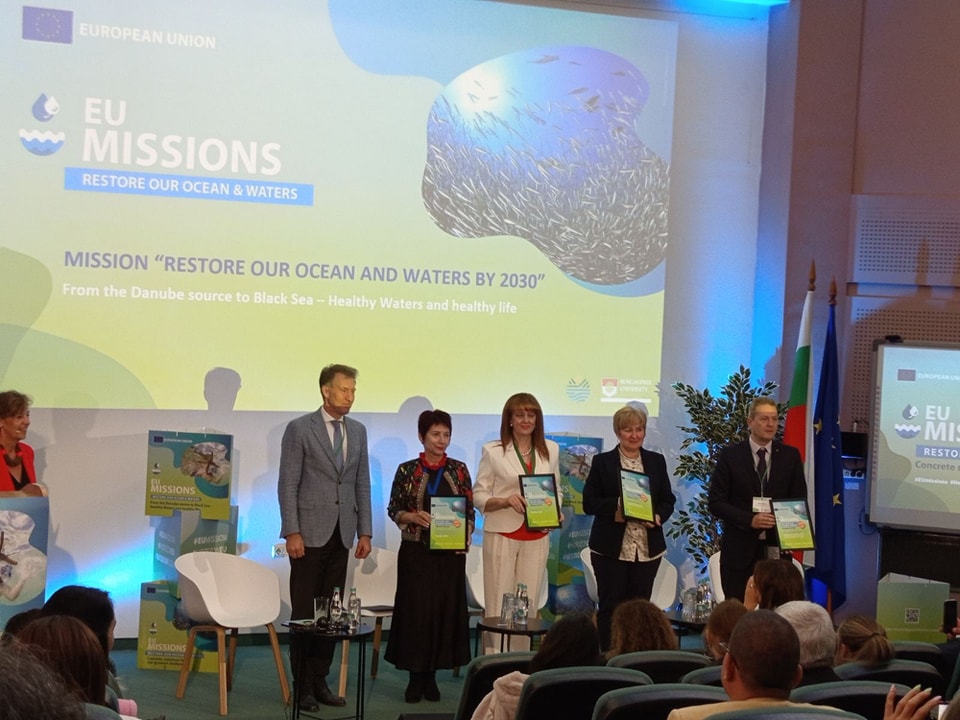 Сцена на събитие „EU Missions — Restore our Ocean and Waters“; участници с грамоти